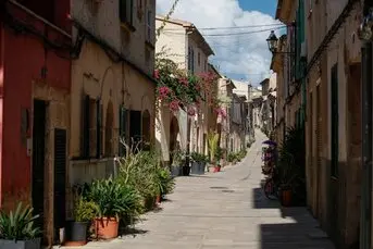 Die Altstadt von Alcúdia ist ein wahres Juwel im Herzen Mallorcas und besticht durch ihre beeindruckende mittelalterliche Architektur und charmanten Gassen.