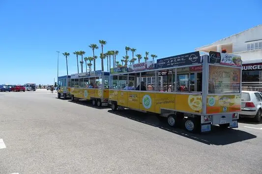 Willkommen auf Mallorca, wo wir Ihnen den ersten solar-elektrischen Ferienzug Spaniens, den MiniTrenet, vorstellen. Dieses innovative Transportmittel verbindet umweltfreundliche Mobilität mit einem einzigartigen Urlaubserlebnis.