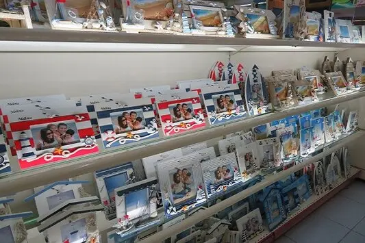 In den charmanten Gassen von Palma finden Sie eine Vielzahl an Souvenirläden, die das perfekte Andenken an Ihren Mallorca-Urlaub bieten.