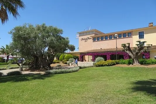 Das Cm Mallorca Palace - Adults Only in S'illot bietet eine exklusive Rückzugsmöglichkeit für Erwachsene, die einen entspannenden Urlaub auf der wunderschönen Insel Mallorca suchen.