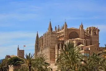 Die Kathedrale La Seu in Palma de Mallorca ist ein beeindruckendes Meisterwerk gotischer Architektur und ein absolutes Muss für jeden Besucher der Insel. 