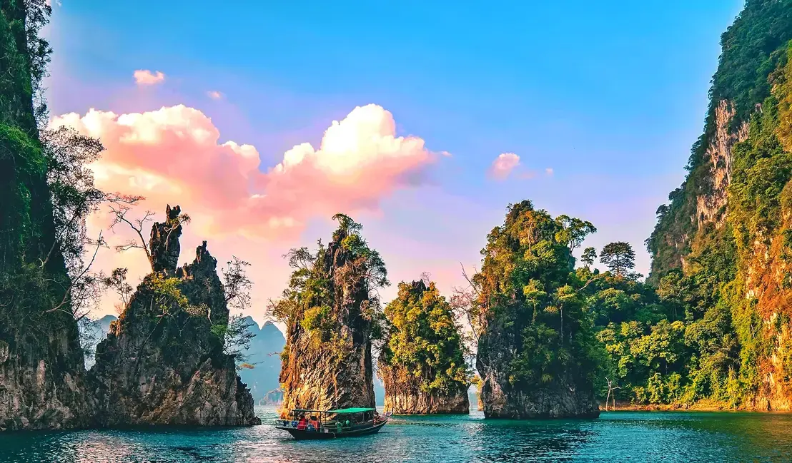 Der Khao Sok Nationalpark ist ein wahres Paradies für Naturliebhaber und Abenteuerlustige. Mit seinen beeindruckenden Kalksteinfelsen, dichten Regenwäldern und dem malerischen Cheow Lan See bietet der Park eine einzigartige Kulisse für unvergessliche Erlebnisse.