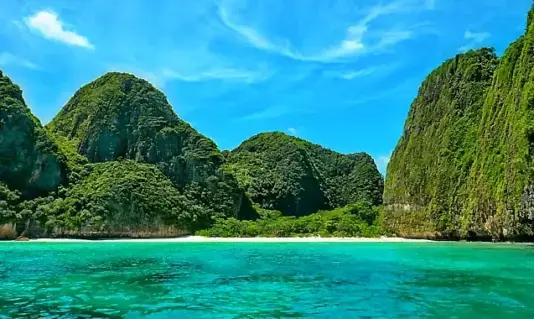 Koh Phi Phi, ein wahres Paradies im Andamanischen Meer, besticht durch seine atemberaubenden Landschaften und kristallklaren Gewässer. 