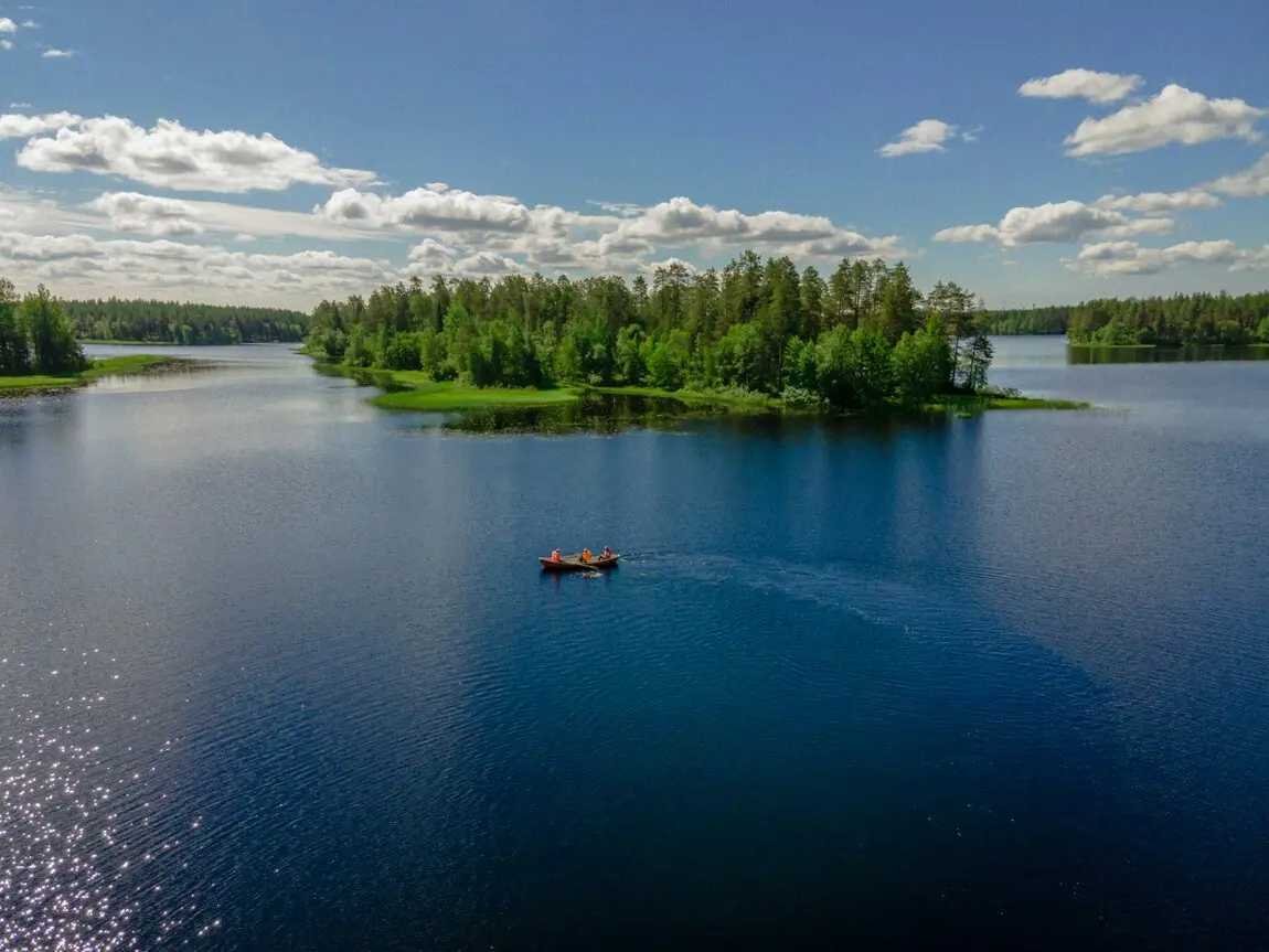 Stell dir vor, du sitzt mit zwei Freunden in einem gemütlichen Boot auf dem glitzernden See von Lieksa, Finnland. Um euch herum die atemberaubende Natur, die Ruhe des Wassers und der Duft von frischem Holz. Während ihr entspannt paddelt, erzählt ihr euch Geschichten und lacht über alte Zeiten. Die Sonne strahlt am Himmel und die Landschaft zieht in bunten Farben vorbei – ein perfekter Moment, um den Urlaub in vollen Zügen zu genießen!