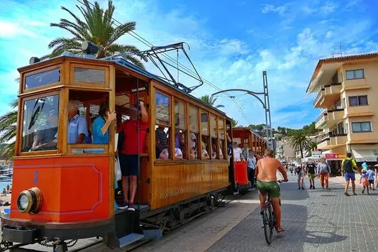 Der Tren de Sóller, auch bekannt als der rote Blitz, ist eine der faszinierendsten Attraktionen Mallorcas und bietet eine malerische Zugfahrt von Palma nach Sóller.