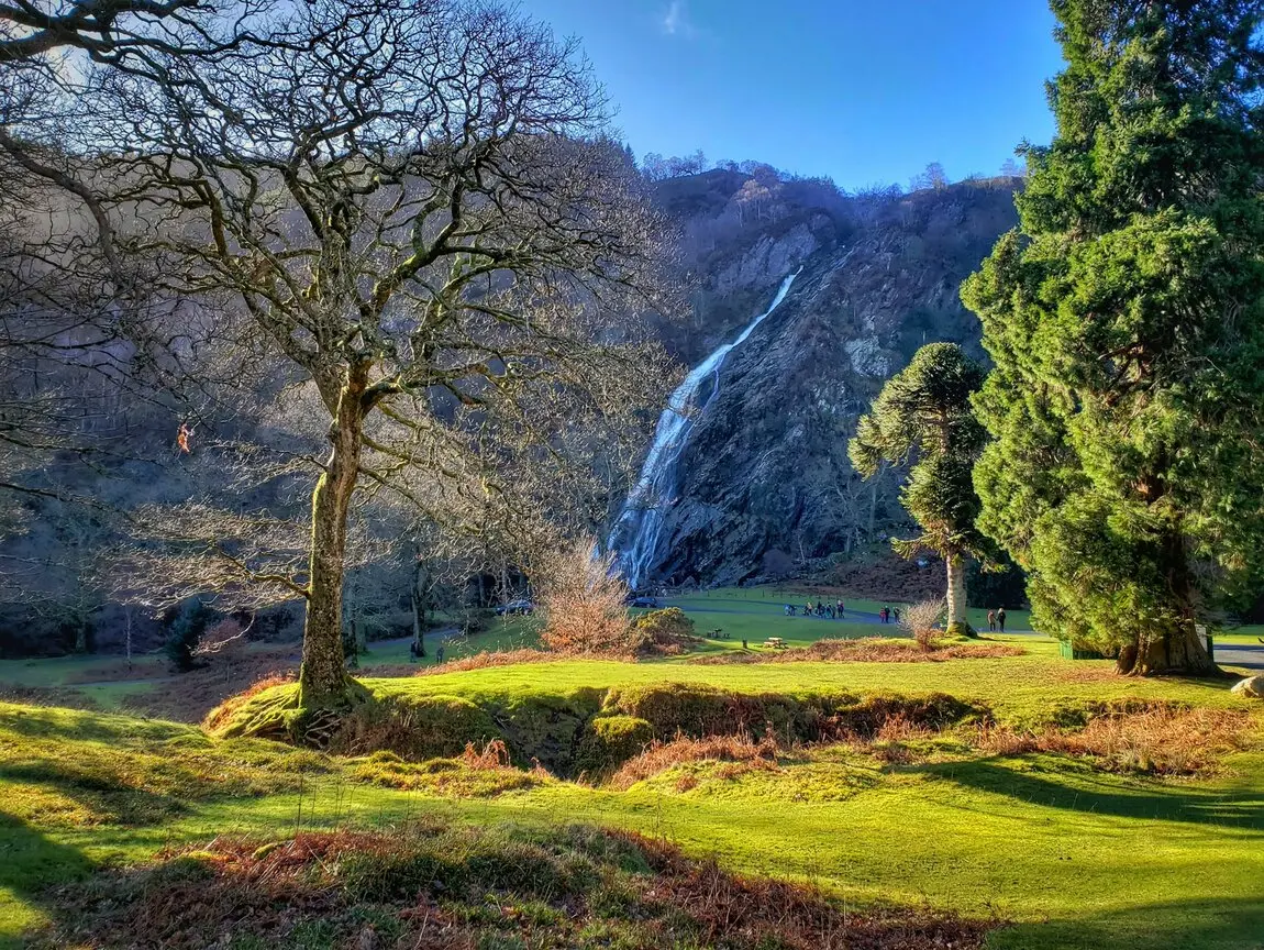 Der Powerscourt Wasserfall in Enniskerry, County Wicklow, ist ein wahres Naturjuwel, das du dir nicht entgehen lassen solltest! Mit einer beeindruckenden Höhe von 121 Metern ist er der höchste Wasserfall Irlands und bietet eine atemberaubende Kulisse für Fotos und entspannte Spaziergänge. Umgeben von üppigen Gärten und einer malerischen Landschaft kannst du hier die Seele baumeln lassen und die frische Luft genießen. Ob du ein Picknick planst oder einfach nur die Aussicht bewunderst, der Powerscourt Wasserfall ist der perfekte Ort für einen unvergesslichen Tag im Freien. Mach dich bereit, die Schönheit Irlands hautnah zu erleben!