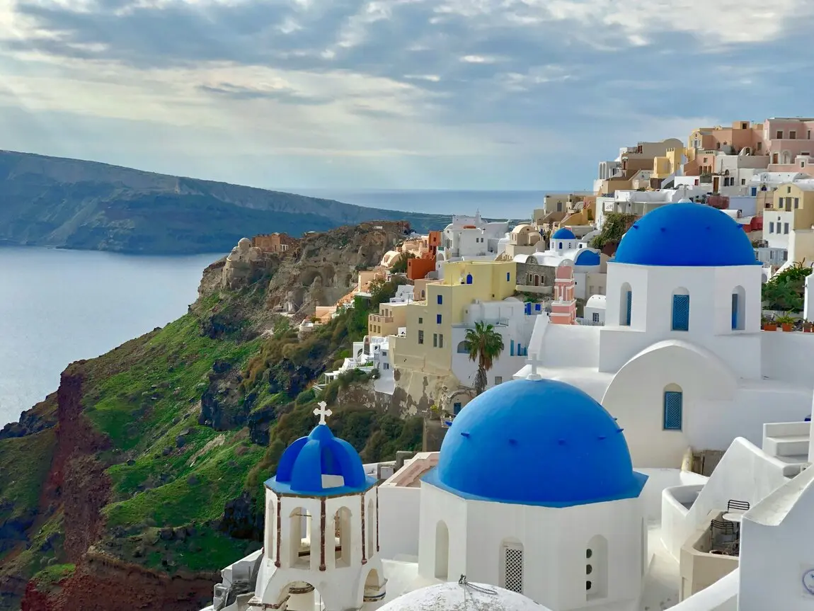 Santorini ist einfach ein Traum! Die berühmten weißen Häuser mit ihren leuchtend blauen Dächern sind ein echtes Postkartenmotiv. Wenn du durch die charmanten Gassen schlenderst, hast du immer die beeindruckenden grünen Berge im Hintergrund, die die perfekte Kulisse für dein Urlaubsparadies bieten. Das glitzernde Meer lädt zum Entspannen ein, während die atemberaubenden Sonnenuntergänge dir den Atem rauben werden. Egal, ob du die lokalen Tavernen ausprobieren oder einfach nur am Strand relaxen möchtest, Santorini hat für jeden etwas zu bieten. Mach dich bereit für unvergessliche Momente auf dieser zauberhaften griechischen Insel!