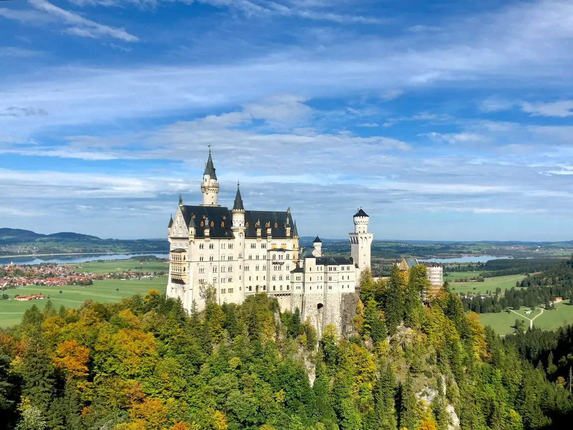 Schloss Neuschwanstein ist das Märchenschloss schlechthin und ein absolutes Must-See in Deutschland! Mit seinen zauberhaften Türmen und der malerischen Lage in den bayerischen Alpen zieht es jedes Jahr Millionen von Besuchern an. Inspiriert von den romantischen Geschichten von König Ludwig II., bietet das Schloss nicht nur eine beeindruckende Architektur, sondern auch atemberaubende Ausblicke auf die umliegende Natur. Ob für einen Tagesausflug oder einen längeren Aufenthalt – ein Besuch hier lässt die Herzen von Geschichts- und Märchenliebhabern höher schlagen!