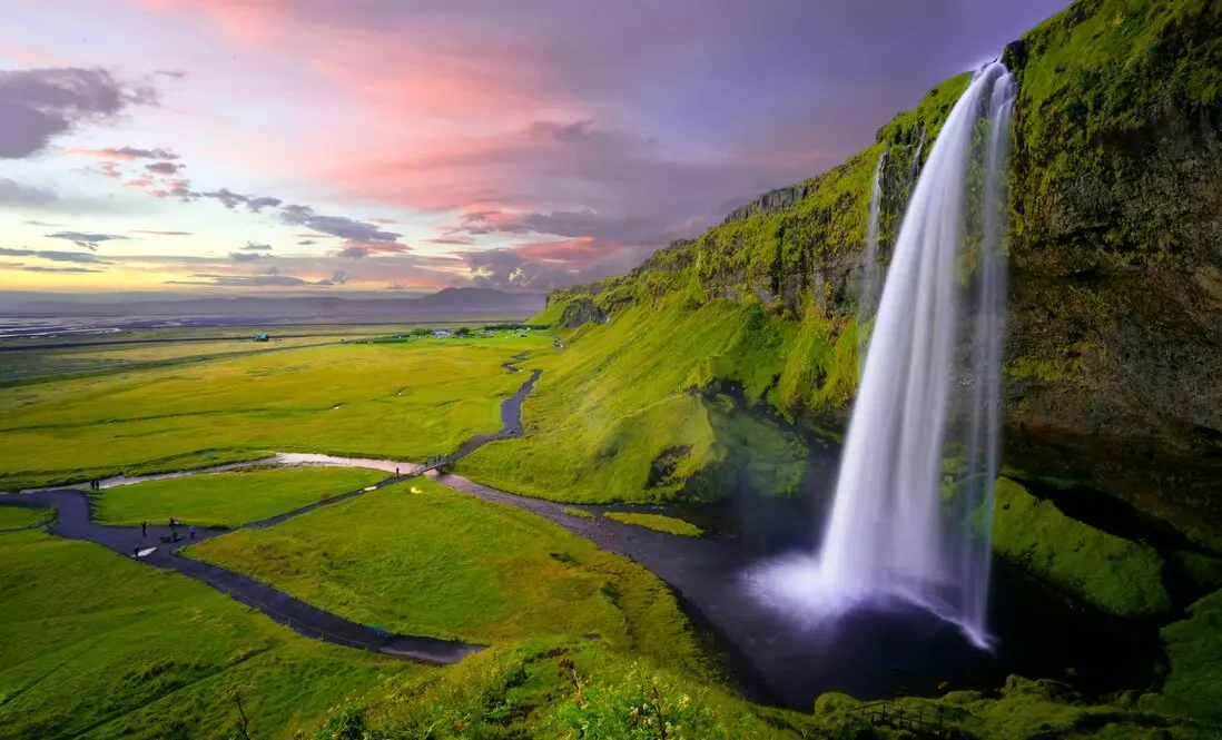 Der Seljalandsfoss Wasserfall in Island ist ein atemberaubendes Naturwunder, das Besucher aus aller Welt anzieht. Mit einer Höhe von 60 Metern stürzt das Wasser malerisch über eine steile Klippe und bildet dabei einen beeindruckenden Anblick. Besonders einzigartig ist die Möglichkeit, hinter den Wasserfall zu wandern und so einen faszinierenden Blick auf die Wasserfront zu genießen. Umgeben von üppiger grüner Vegetation und spektakulären Landschaften, bietet der Seljalandsfoss nicht nur eine perfekte Kulisse für Fotografien, sondern auch zahlreiche Wanderwege in der Umgebung, die es ermöglichen, die Schönheit Islands hautnah zu erleben. Ein Besuch dieses majestätischen Wasserfalls sollte auf jeder Reiseliste für Europa stehen.