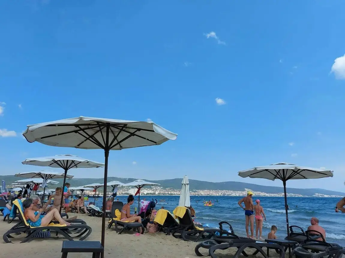 Der Sonnenstrand in Bulgarien ist der perfekte Ort für einen entspannten Urlaub! Mit seinem feinen, goldenen Sand und dem klaren, blauen Wasser lädt dieser beliebte Ferienort dazu ein, einfach mal die Seele baumeln zu lassen. Hier kannst du nicht nur am Strand relaxen, sondern auch das aufregende Nachtleben genießen oder köstliche bulgarische Spezialitäten probieren. Egal, ob du mit Freunden oder der Familie reist, Sonnenstrand bietet für jeden etwas!