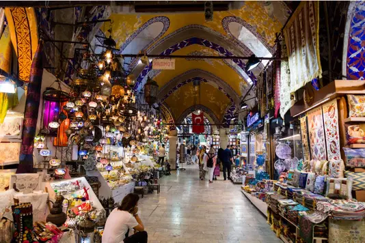 Ein Besuch auf einem Basar in der Türkei ist ein unverzichtbarer Bestandteil Ihres Urlaubserlebnisses. Diese lebhaften Märkte bieten eine Fülle von Geschäften, in denen Sie alles von handgefertigten Teppichen und traditionellem Geschirr bis hin zu Gewürzen und Süßigkeiten finden können.