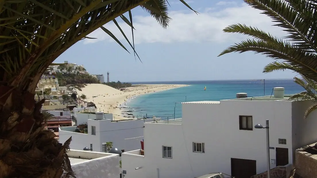 Fuerteventura, bekannt für seine endlosen Sandstrände und kristallklares Wasser, bietet eine Vielzahl von Hotels, die direkt am Meer liegen.