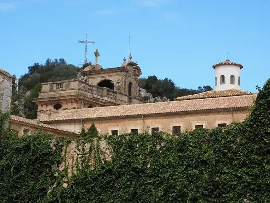 Das Kloster Lluc, ein bedeutendes religiöses und kulturelles Zentrum auf Mallorca, zieht Besucher mit seiner beeindruckenden Architektur und spirituellen Atmosphäre an.