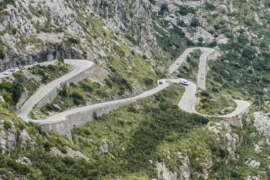 Die Serra de Tramuntana, ein UNESCO-Weltkulturerbe, erstreckt sich entlang der Nordwestküste Mallorcas und bietet atemberaubende Landschaften sowie eine reiche kulturelle Geschichte.