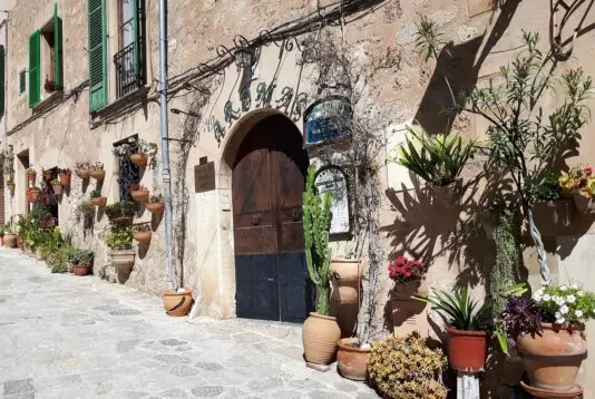 Wenn Sie auf der Suche nach handgefertigten Produkten sind, sollten Sie unbedingt einen Besuch in den charmanten Dörfern im Inland, wie Valldemossa, einplanen.