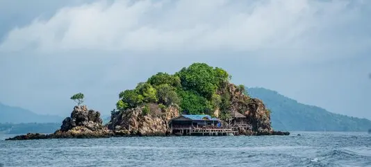 Erleben Sie mit unserer Phuket Koh Phi Phi Inseltour die atemberaubende Schönheit der thailändischen Inselwelt.