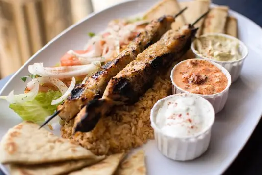 Souvlaki ist nicht nur ein beliebtes Gericht, sondern auch ein fester Bestandteil der griechischen Esskultur.
