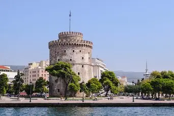Der Weiße Turm in Thessaloniki ist ein ikonisches Wahrzeichen und ein bedeutendes Symbol der Stadt. Er wurde im 15. Jahrhundert erbaut und diente ursprünglich als Befestigungsanlage sowie als Gefängnis.