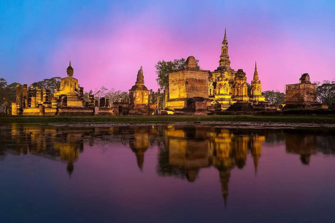 Ayutthaya, die faszinierende ehemalige Hauptstadt des Königreichs Siam, ist ein absolutes Muss für jeden Thailand-Besucher. Diese UNESCO-Weltkulturerbestätte beeindruckt mit ihren majestätischen Ruinen, die von einer reichen Geschichte zeugen.