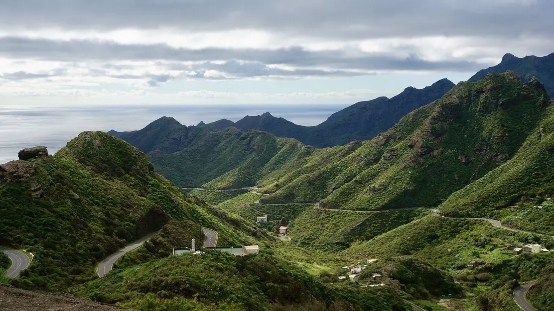 Teneriffa, die größte der Kanarischen Inseln, begeistert mit ihrer einzigartigen Vielfalt und atemberaubenden Landschaften.