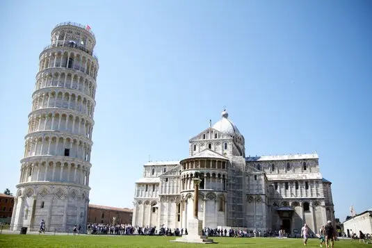 Pisa, bekannt für den schiefen Turm, bietet weit mehr als nur ein ikonisches Wahrzeichen. Diese charmante Stadt in der Toskana begeistert Besucher mit ihrer reichen Geschichte, beeindruckender Architektur und lebendigen Kultur.