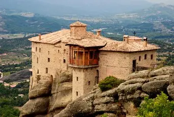 Das Kloster Rousanou, eines der beeindruckendsten Klöster der Meteora-Region in Griechenland, bietet nicht nur eine spirituelle Oase, sondern auch atemberaubende Ausblicke auf die umliegenden Felsenlandschaften.