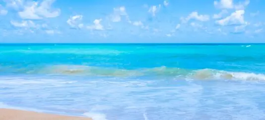 Die Andamanensee, ein wahres Paradies für Urlauber, begeistert mit ihren atemberaubenden Stränden, kristallklarem Wasser und beeindruckenden Karstformationen.