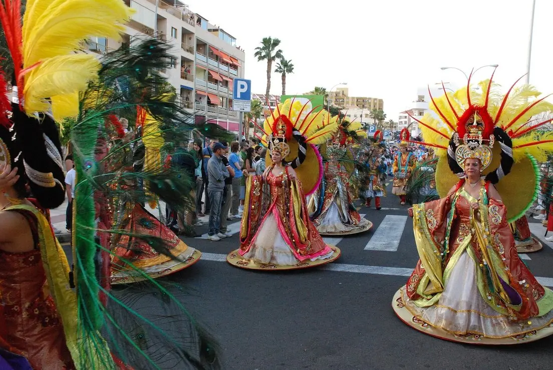 Der Carnaval de Santa Cruz de Tenerife gehört zu den spektakulärsten Veranstaltungen der Kanarischen Inseln und zieht jedes Jahr Tausende von Besuchern aus aller Welt an.