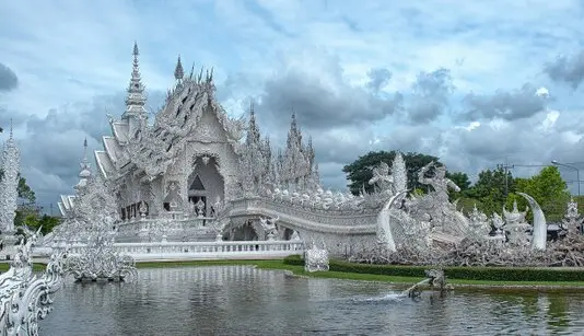 Wat Rong Khun, auch bekannt als der Weiße Tempel, ist ein außergewöhnliches Meisterwerk der zeitgenössischen thailändischen Architektur und ein absolutes Muss für jeden Thailand-Besucher. 