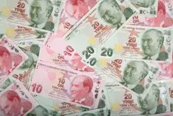 Die offizielle Währung ist die Türkische Lira (TRY), die in Banknoten und Münzen erhältlich ist. In größeren Städten und touristischen Gebieten werden auch Kreditkarten weit akzeptiert, dennoch empfiehlt es sich, immer etwas Bargeld für kleinere Einkäufe oder in ländlicheren Regionen dabei zu haben. 