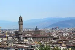 lorenz, die Wiege der Renaissance, begeistert Besucher mit seiner atemberaubenden Architektur, kunstvollen Museen und lebendigen Straßen. Ein Spaziergang über die Ponte Vecchio bietet nicht nur einen spektakulären Blick auf den Arno, sondern auch die Möglichkeit, die einzigartigen Geschäfte zu erkunden.