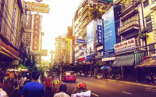 Erleben Sie das bunte Treiben auf den Straßen von Bangkok, wo sich Tradition und Moderne auf faszinierende Weise vereinen. Die Hauptstadt Thailands zieht Besucher mit ihrem pulsierenden Leben, den lebhaften Märkten und den beeindruckenden Tempelanlagen in ihren Bann. 