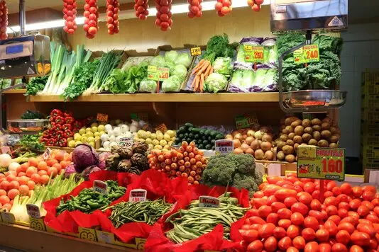 Der Mercat de Santa Catalina in Palma de Mallorca ist ein lebendiger Markt, der nicht nur Einheimische, sondern auch Touristen anzieht. Hier finden Sie eine Vielzahl von frischen Produkten, von regionalem Obst und Gemüse bis hin zu fangfrischem Fisch und feinen Wurstwaren.