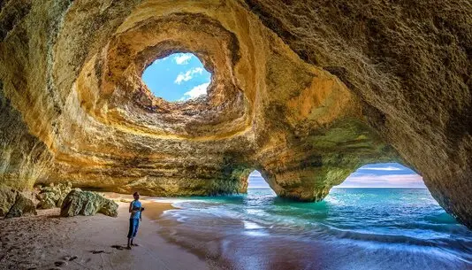 Die Höhle von Benagil, ein wahres Naturwunder an der Algarve, zählt zu den spektakulärsten Sehenswürdigkeiten Portugals. Diese beeindruckende Meeresgrottenformation besticht durch ihre majestätischen Felswände und das atemberaubende Lichtspiel, das durch die Öffnungen in der Decke entsteht.
