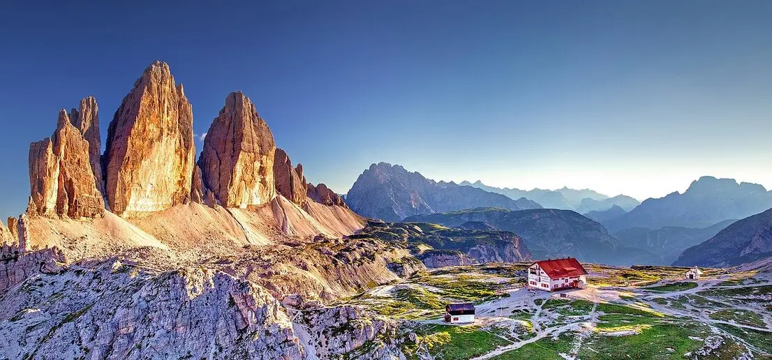 Südtirol, ein malerisches Juwel im Herzen der Dolomiten, bietet mit den beeindruckenden Drei Zinnen ein unvergessliches Naturerlebnis. Diese ikonischen Gipfel, die als Wahrzeichen der Region gelten, ziehen Wanderer und Naturliebhaber aus der ganzen Welt an.