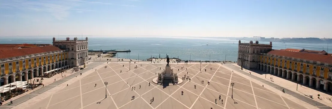 Der Praça do Comércio, auch bekannt als Terreiro do Paço, ist eines der prächtigsten Plätze in Lissabon und ein absolutes Muss für jeden Besucher der Stadt. Umgeben von beeindruckenden neoklassizistischen Gebäuden und dem majestätischen Arco da Rua Augusta, bietet dieser historische Platz einen atemberaubenden Blick auf den Tejo-Fluss.