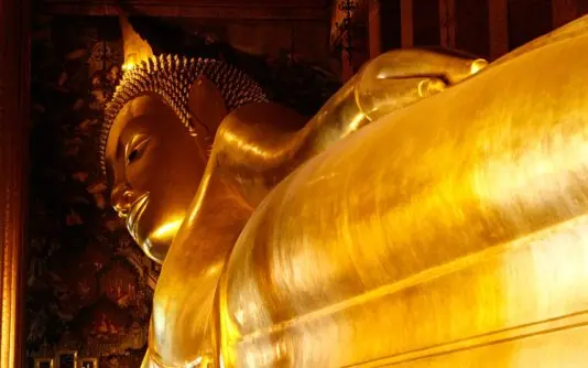 Der Wat Pho, bekannt als der Tempel des liegenden Buddha, ist eine der beeindruckendsten Sehenswürdigkeiten Bangkoks und ein Muss für jeden Thailand-Besucher.