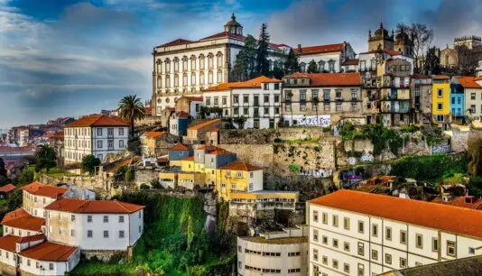 Porto, die charmante Hafenstadt im Norden Portugals, begeistert Besucher mit ihrer einzigartigen Mischung aus Geschichte, Kultur und atemberaubenden Landschaften. Schlendern Sie durch die malerischen Gassen der Altstadt, die zum UNESCO-Weltkulturerbe gehört, und bewundern Sie die beeindruckende Architektur, darunter die ikonische Brücke Dom Luís I. und die prächtige Livraria Lello, eine der schönsten Buchhandlungen der Welt.