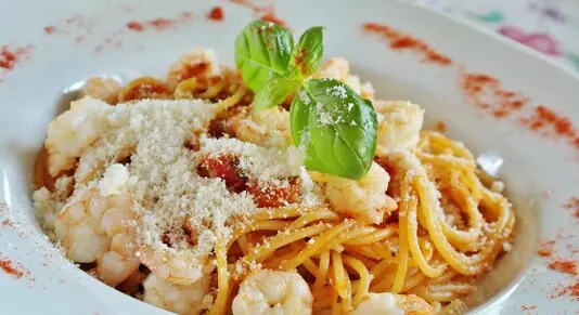 Ob Sie die klassischen Spaghetti alla Carbonara in Rom genießen oder die regionalen Spezialitäten wie Pesto alla Genovese in Ligurien probieren möchten, jede Region Italiens bietet einzigartige Variationen und Geschmäcker. 