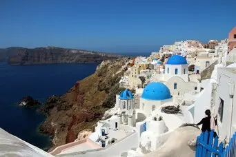 Santorin, bekannt für seine atemberaubenden blauen Hausdächer, bietet einen unvergleichlichen Blick auf das glitzernde Ägäische Meer.