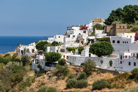 Lindos, eines der malerischsten Dörfer auf Rhodos, begeistert Besucher mit seiner atemberaubenden Kulisse und reichen Geschichte.