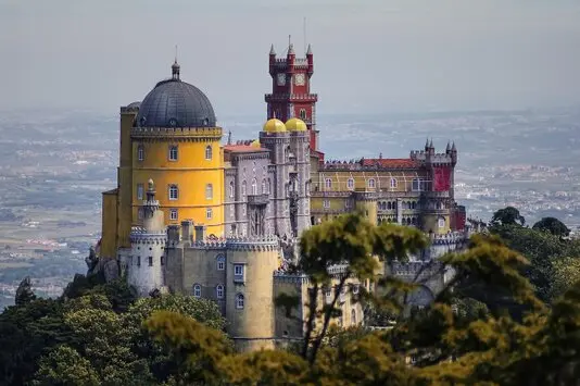 Der Palácio Nacional de Sintra, ein UNESCO-Weltkulturerbe, ist ein beeindruckendes Beispiel maurischer und manuelinischer Architektur, das sich majestätisch in der malerischen Landschaft von Sintra erhebt. 