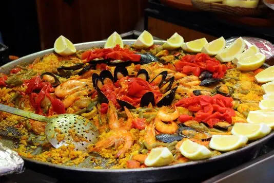 Die traditionelle Paella ist ein unverzichtbarer Bestandteil der mallorquinischen Küche und spiegelt die reichen kulinarischen Traditionen der Insel wider.
