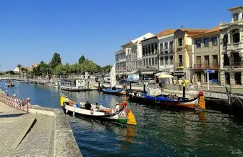 Aveiro, oft als das "Venedig Portugals" bezeichnet, begeistert Besucher mit seinen malerischen Kanälen, bunten Booten und einer einzigartigen Architektur. 
