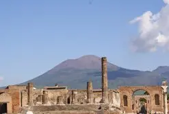 Pompeji, die faszinierende antike Stadt, die im Jahr 79 n. Chr. durch den Ausbruch des Vesuvs begraben wurde, zieht jährlich Tausende von Besuchern an.