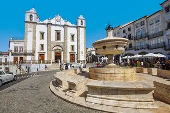 Évora, eine der ältesten Städte Portugals, verzaubert mit ihrem reichen historischen Erbe und beeindruckenden Architektur. Die Altstadt, die zum UNESCO-Weltkulturerbe gehört, bietet zahlreiche Sehenswürdigkeiten, darunter den eindrucksvollen römischen Tempel, die Kathedrale von Évora und die Kapelle der Knochen.
