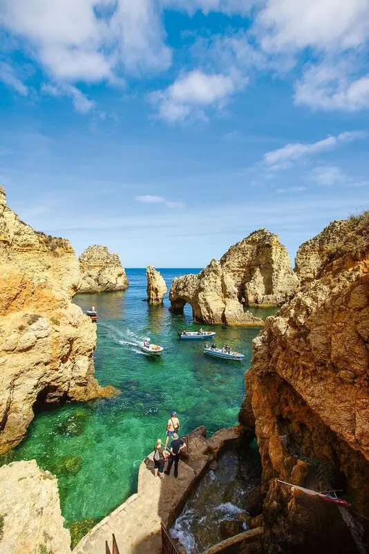 Ponta da Piedade, ein atemberaubendes Naturwunder an der Algarve, ist ein absolutes Muss für jeden Portugal-Besucher. Diese beeindruckenden Felsformationen, die durch die Erosion des Meeres über Jahrtausende entstanden sind, bieten atemberaubende Ausblicke auf das azurblaue Wasser des Atlantiks.