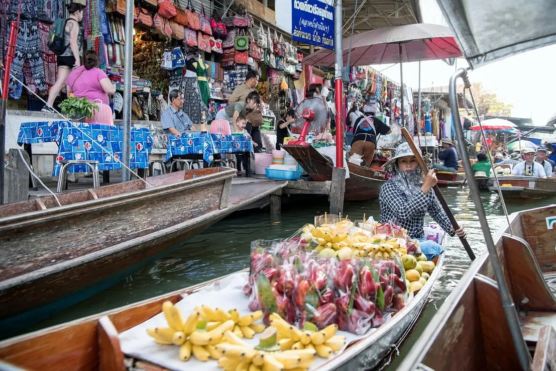 Damnoen Saduak ist der bekannteste schwimmende Markt Thailands und ein absolutes Muss für jeden Thailand-Besucher. Inmitten der malerischen Kanäle können Sie das geschäftige Treiben der Händler erleben, die mit ihren traditionellen Booten frische Produkte, handgefertigte Souvenirs und köstliche lokale Spezialitäten anbieten.