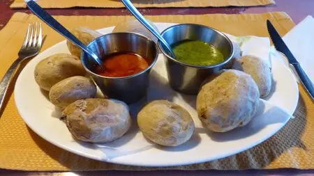 Papas Arrugadas sind ein unverzichtbarer Bestandteil der kanarischen Küche und ein absolutes Muss für jeden Besucher der Inseln. Diese köstlichen, in Salzwasser gekochten Kartoffeln zeichnen sich durch ihre charakteristische, schrumpelige Haut aus und werden traditionell mit dem würzigen Mojo-Sauce serviert.