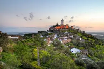 Monsaraz, ein malerisches Dorf im Alentejo, verzaubert Besucher mit seinem historischen Charme und atemberaubenden Ausblicken auf den Alqueva-Stausee. Die engen, gepflasterten Gassen laden zu einem gemütlichen Spaziergang ein, während die gut erhaltene Burg aus dem 13. Jahrhundert einen faszinierenden Einblick in die Geschichte der Region bietet. 